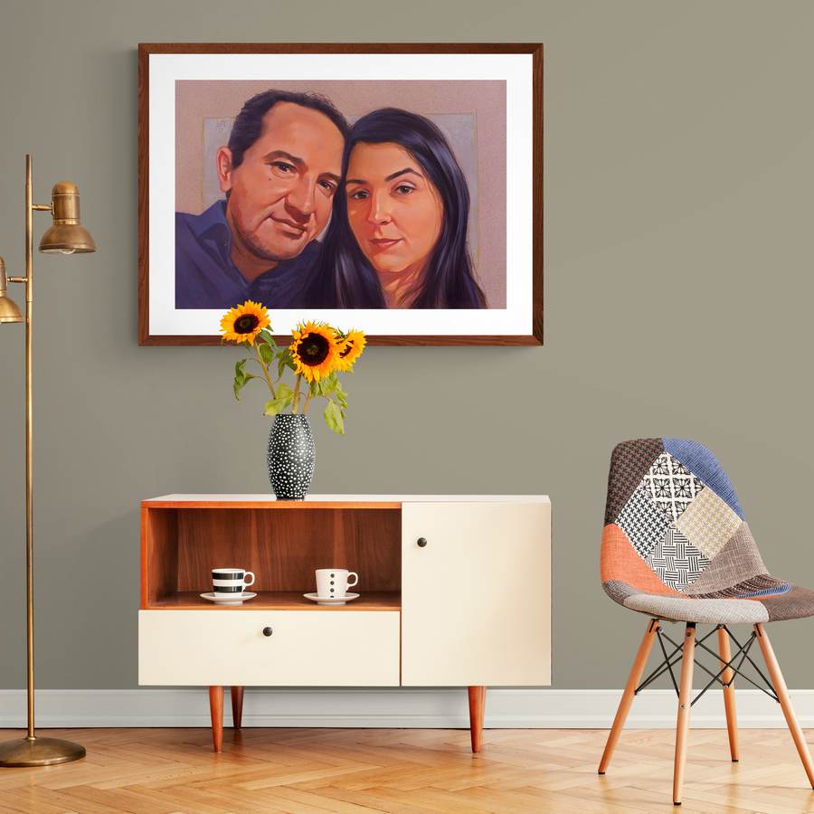 Retrato de casal emoldurado acima de um aparador de madeira com girassóis.