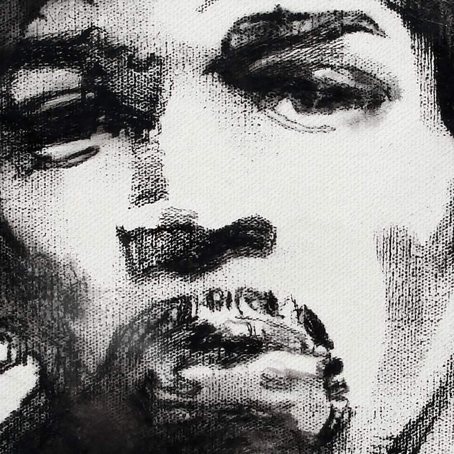 Detalhe de retrato em grafite sobre tela, com a trama do tecido visível no traço.