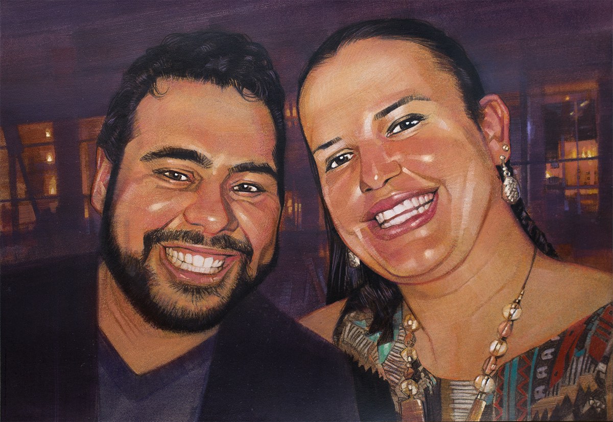 Retrato duplo de um casal sorrindo à noite, com luzes desfocadas ao fundo.
