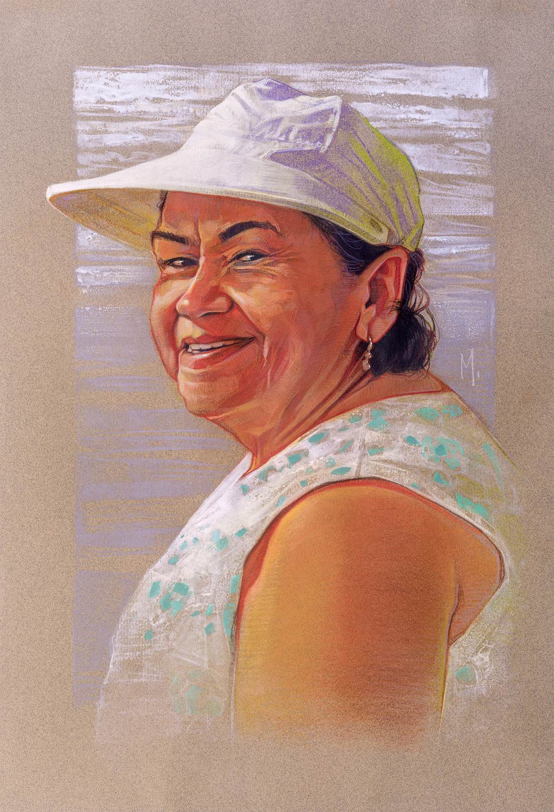 Retrato de senhora de chapéu branco sorrindo, sobre papel tonalizado, com o mar ao fundo.